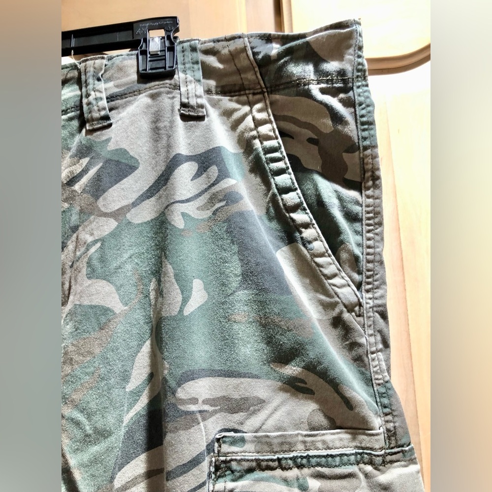 Wrangler Green Camo Cargo Tech Shorts Sz. 44 - Picture 6 of 7